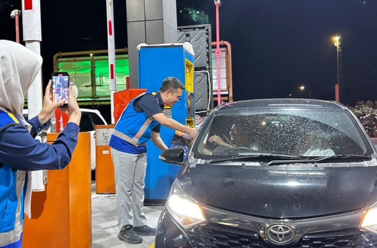 PT Jasamarga Semarang–Batang membagikan souvenir Tahun Baru 2026 kepada pengguna jalan. Kegiatan dilakukan jajaran PT JSB di sejumlah gerbang Tol Semarang–Batang pada awal Januari 2026. Aksi ini sebagai apresiasi dan komitmen pelayanan humanis, dilaksanakan melalui pembagian souvenir serta edukasi keselamatan berkendara.