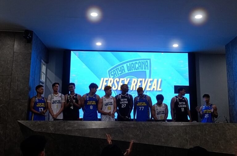 Tim Satya Wacana Salatiga membuka musim baru melalui Media Day jelang IBL 2026 bersama jajaran manajemen, pelatih, dan pemain di UKSW Salatiga, Rabu (7/1/2026). Kegiatan ini digelar untuk menegaskan kesiapan tim menghadapi kompetisi ketat dengan target menembus playoff melalui persiapan matang dan permainan berintegritas.