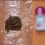 Upaya penyelundupan tembakau sintetis ke Lapas Ambarawa digagalkan Polres Semarang dengan mengamankan seorang pria berinisial RN. Peristiwa terjadi di Lapas Kelas IIA Ambarawa, Januari 2026, atas permintaan narapidana. Aksi dilakukan dengan menyembunyikan barang di deodoran dan diungkap melalui koordinasi petugas lapas dan kepolisian.