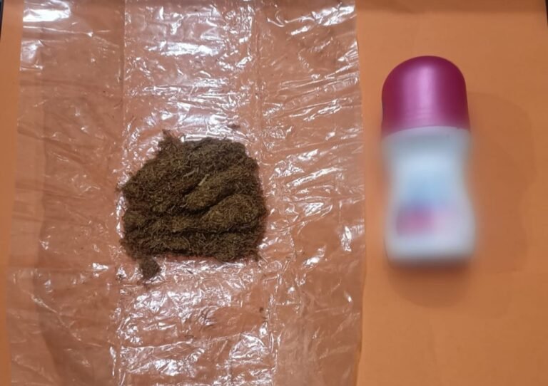 Upaya penyelundupan tembakau sintetis ke Lapas Ambarawa digagalkan Polres Semarang dengan mengamankan seorang pria berinisial RN. Peristiwa terjadi di Lapas Kelas IIA Ambarawa, Januari 2026, atas permintaan narapidana. Aksi dilakukan dengan menyembunyikan barang di deodoran dan diungkap melalui koordinasi petugas lapas dan kepolisian.