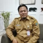 Pemerintah Kota Salatiga mengerjakan sekitar 140 proyek infrastruktur yang ditangani DPUPR dan tersebar di berbagai wilayah kota, dengan target selesai 20 Desember 2025. Sejumlah proyek mengalami keterlambatan akibat faktor teknis, nonteknis, dan administrasi, sehingga dikenai sanksi denda sesuai kontrak meski pengawasan telah dilakukan ketat.