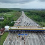 PT Jasamarga Semarang Batang meningkatkan layanan transaksi jalan tol dengan pemasangan rambu tarif digital dan optimalisasi gardu di Kalikangkung dan Weleri. Peningkatan dilakukan di ruas Tol Semarang–Batang pada 2026 untuk menjawab kebutuhan pengguna, melalui penguatan sistem nontunai, gardu fleksibel, dan sarana informasi guna melancarkan arus kendaraan.