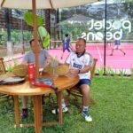 Tren olahraga padel hadir di Salatiga melalui Beans Padel yang memadukan permainan padel dan wisata durian Musang King di JLS Salatiga. Konsep ini menarik pengunjung lokal hingga luar kota. Inovasi ini dihadirkan pemilik usaha untuk menawarkan pengalaman olahraga sekaligus kuliner premium dalam satu lokasi dengan tarif sewa lapangan dan harga durian tertentu.