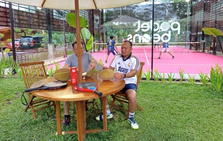 Tren olahraga padel hadir di Salatiga melalui Beans Padel yang memadukan permainan padel dan wisata durian Musang King di JLS Salatiga. Konsep ini menarik pengunjung lokal hingga luar kota. Inovasi ini dihadirkan pemilik usaha untuk menawarkan pengalaman olahraga sekaligus kuliner premium dalam satu lokasi dengan tarif sewa lapangan dan harga durian tertentu.
