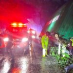 Kecelakaan tunggal truk kontainer terjadi di Jalan Lingkar Selatan Salatiga, dekat Hotel Family, Sidomukti, Senin malam 19 Januari 2026. Truk Nissan yang dikemudikan Gatot Triyono mengalami insiden setelah menyenggol ranting pohon hingga peti kemas terlepas. Tidak ada korban jiwa, namun kerugian materiil ditaksir Rp5 juta dan ditangani Satlantas Polres Salatiga.