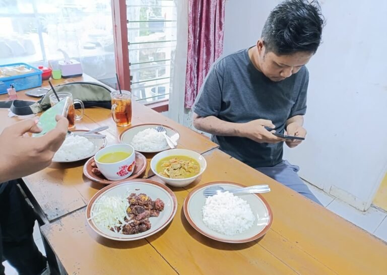 Warung Makan Gule Mbah Djaeni menjadi kuliner legendaris yang dikelola generasi ketiga keluarga Roni Eka Bastian di gang Jalan Sukowati, Salatiga, sejak 1978. Tetap ramai dikunjungi hingga kini karena cita rasa rempah khas dan menu unik seperti gule goreng yang diolah segar setiap hari.