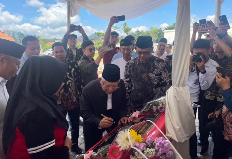 Wakil Presiden ke-13 RI KH Ma’ruf Amin mengusulkan KH Mahfudz Salam sebagai Pahlawan Nasional saat berziarah di makamnya di Benteng Willem I Ambarawa, Kamis (29/1/2026). Ia menilai ulama pejuang tersebut layak mendapat penghargaan atas jasa perjuangannya. Ziarah dilakukan dalam rangka HUT ke-25 BAZNAS Kabupaten Semarang dan diisi kegiatan religius serta sosial.