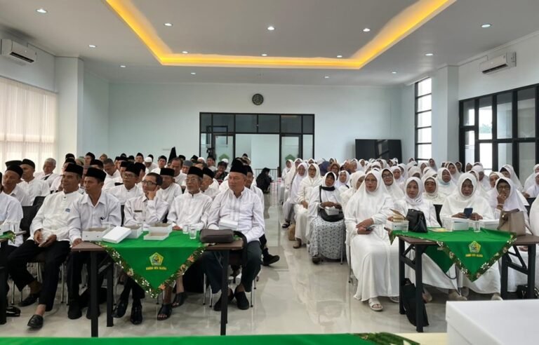 Sebanyak 214 Calon Jemaah Haji (CJH) Kota Salatiga mengikuti pembukaan Bimbingan Manasik Haji Terintegrasi 2026. Kegiatan dibuka Kepala Kementerian Haji dan Umroh Salatiga, Hj. Fuadah Maria Ulfa, di Kantor Kemenhaj Salatiga, Senin (10/2/2026). Manasik digelar untuk membekali pemahaman ibadah dan kesiapan teknis melalui pelatihan lima hari di tiga lokasi berbeda.