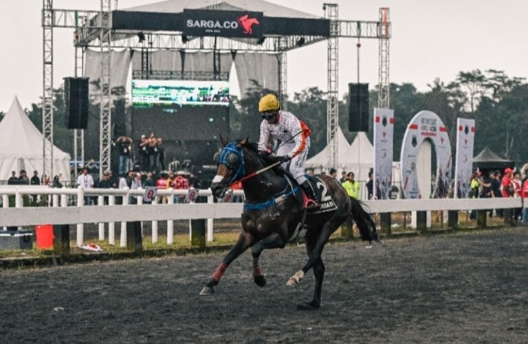 Indonesia’s Horse Racing (IHR) Jateng Derby 2026 menyedot lebih dari 37.000 penonton di Gelanggang Pacuan Kuda Tegalwaton, Kabupaten Semarang. Ajang pembuka IHR 2026 ini dipromotori SARGA.CO dan diikuti 169 kuda dari 12 provinsi. Antusiasme tinggi muncul karena konsep sportainment, hadiah Rp497,5 juta, serta dukungan menuju standar internasional.