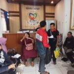 Puluhan ribu peserta BPJS Kesehatan PBI di Kabupaten Semarang dinonaktifkan, memicu keluhan warga. Penonaktifan ini berdampak pada akses layanan kesehatan, sehingga ratusan warga mendatangi Dinsos Kabupaten Semarang, Senin (9/2/2026), untuk meminta reaktivasi. Kebijakan ini dilakukan berdasarkan keputusan Kementerian Sosial dengan mekanisme verifikasi ulang.