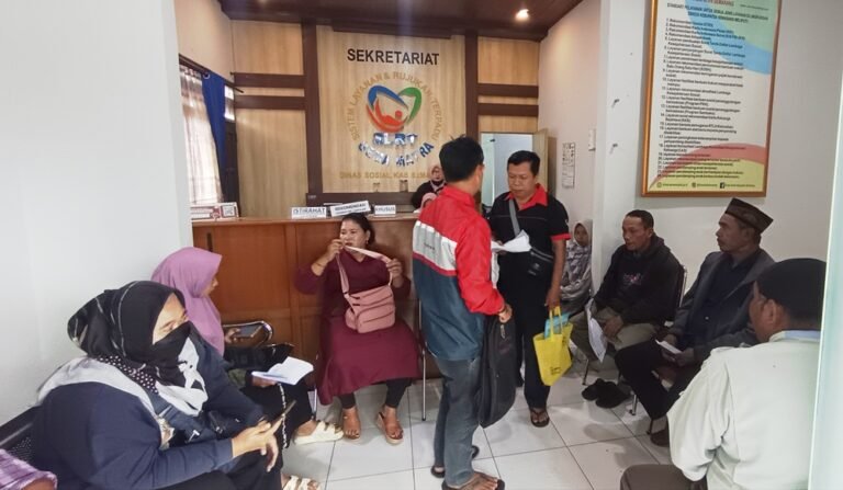 Puluhan ribu peserta BPJS Kesehatan PBI di Kabupaten Semarang dinonaktifkan, memicu keluhan warga. Penonaktifan ini berdampak pada akses layanan kesehatan, sehingga ratusan warga mendatangi Dinsos Kabupaten Semarang, Senin (9/2/2026), untuk meminta reaktivasi. Kebijakan ini dilakukan berdasarkan keputusan Kementerian Sosial dengan mekanisme verifikasi ulang.