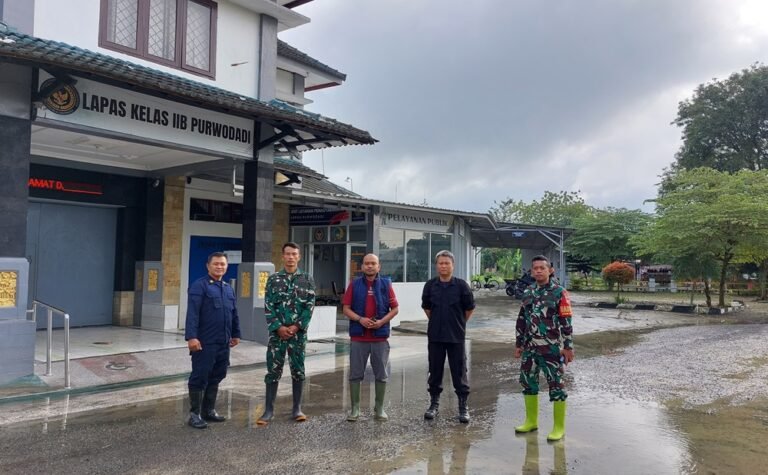 Banjir merendam Lapas Purwodadi, Senin (16/2/2026), akibat luapan Sungai Lusi sejak dini hari. Kepala Lapas Erik Murdiyanto bersama jajaran bergerak cepat di Purwodadi mengamankan aset dan memastikan keamanan warga binaan tetap terkendali melalui koordinasi dengan TNI, Polri, PLN, dan BPBD hingga air berangsur surut.