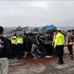 Kecelakaan beruntun melibatkan satu truk dan dua minibus terjadi di Tol Semarang–Solo Km 465 jalur A wilayah Desa Bejilor, Suruh, Kabupaten Semarang, Kamis (12/2/2026) pagi. Insiden dipicu pecah ban truk yang berhenti di bahu jalan. Tiga orang luka setelah minibus diduga menyalip lalu menabrak dan terguling.