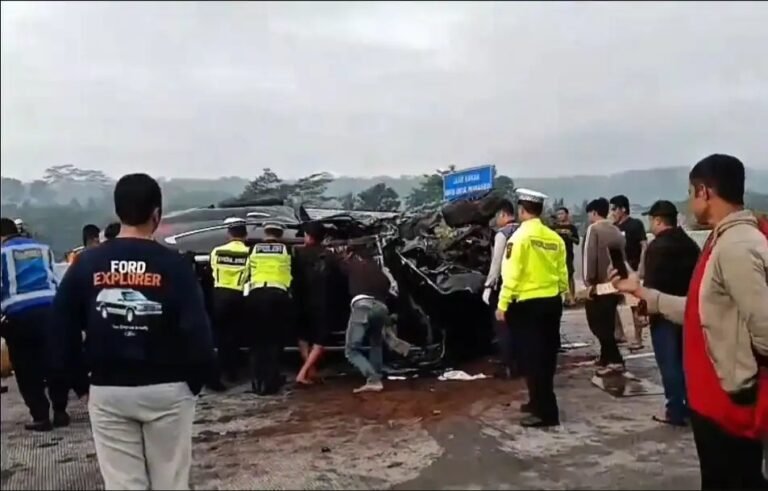 Kecelakaan beruntun melibatkan satu truk dan dua minibus terjadi di Tol Semarang–Solo Km 465 jalur A wilayah Desa Bejilor, Suruh, Kabupaten Semarang, Kamis (12/2/2026) pagi. Insiden dipicu pecah ban truk yang berhenti di bahu jalan. Tiga orang luka setelah minibus diduga menyalip lalu menabrak dan terguling.