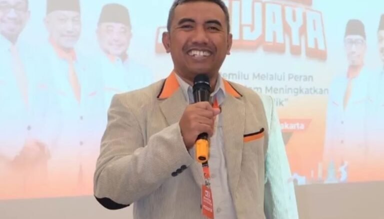 Anggota Fraksi PKS DPRD Kota Salatiga, Heru Prastyo, mengundurkan diri dari jabatannya. Pengunduran diri disampaikan kepada pimpinan partai dan DPRD di Salatiga pada 3 Februari 2026. Keputusan diambil karena alasan kesehatan, sehingga Heru fokus menjalani pengobatan, sementara PKS memproses PAW pengganti.