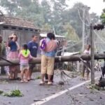 Pemerintah Kabupaten Semarang menyiapkan bantuan bagi warga terdampak angin kencang di Kecamatan Tengaran, Suruh, dan Pabelan. Kebijakan ini disampaikan Bupati Ngesti Nugraha di Ungaran, Senin (2/2/2026), sebagai respons atas 32 bangunan rusak, melalui asesmen BPBD dan penyaluran bantuan APBD.