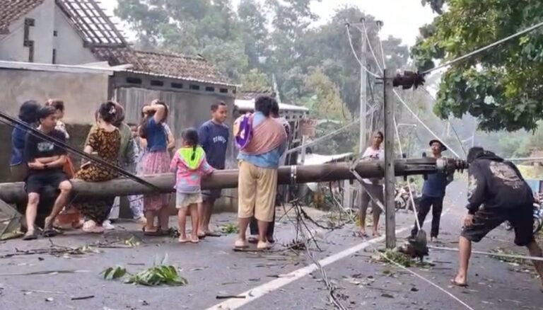 Pemerintah Kabupaten Semarang menyiapkan bantuan bagi warga terdampak angin kencang di Kecamatan Tengaran, Suruh, dan Pabelan. Kebijakan ini disampaikan Bupati Ngesti Nugraha di Ungaran, Senin (2/2/2026), sebagai respons atas 32 bangunan rusak, melalui asesmen BPBD dan penyaluran bantuan APBD.