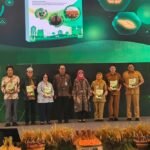 Bank Indonesia bersama Kemenko Pangan, Kementerian Pertanian, dan Universitas Diponegoro meluncurkan buku pedoman pertanian berkelanjutan berbasis CSA–Biochar di Jawa Tengah, Senin. Peluncuran ini ditujukan bagi pemangku kepentingan pertanian guna meningkatkan produktivitas padi, kesejahteraan petani, serta mendukung ketahanan pangan dan pengurangan emisi melalui penerapan teknologi ramah lingkungan.
