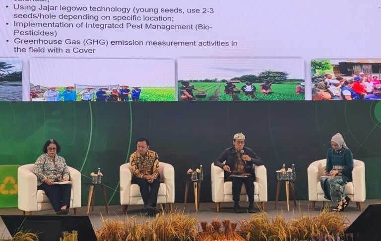 Penguatan pertanian berkelanjutan berbasis teknologi CSA–Biochar dibahas dalam talkshow lintas lembaga oleh Bank Indonesia, Kementerian Pertanian, dan akademisi Undip di Jawa Tengah, Senin (9/2/2026). Kegiatan ini menekankan peningkatan produktivitas padi, mitigasi perubahan iklim, serta penyusunan model bisnis agar teknologi biochar dapat diterapkan dan direplikasi secara berkelanjutan.