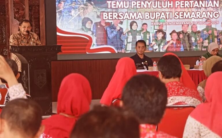 Bupati Semarang Ngesti Nugraha bertemu 115 penyuluh pertanian di Pendapa Rumah Dinas Ungaran, Jumat (13/2/2026), menyusul alih status ke Kementerian Pangan mulai 14 Februari 2026. Pertemuan digelar untuk menegaskan komitmen pendampingan petani, peningkatan produktivitas, serta dorongan ekspor dan pengembangan padi organik melalui koordinasi berkelanjutan.