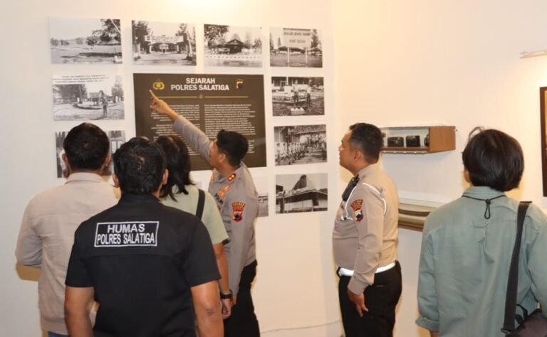 Polres Salatiga menggelar buka puasa bersama insan pers di Joglo Satlantas, Salatiga, Rabu (25/2/2026). Kapolres AKBP Ade Papa Rihi memimpin kegiatan Ramadan 1447 H ini untuk mempererat sinergitas dan menjaga stabilitas kamtibmas. Acara diisi dialog hangat serta pengenalan Museum Polres sebagai sarana edukasi sejarah Polri.