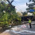 Polres Salatiga melarang truk melintas di Jalan Lingkar Selatan pada jam pagi. Kebijakan ini disampaikan Kasat Lantas AKP Henry Sulistyanta DS di JLS Salatiga, berlaku pukul 06.00–08.00 WIB, untuk menekan risiko kecelakaan lalu lintas akibat kendaraan berat, melalui pengaturan arus dan patroli rutin.