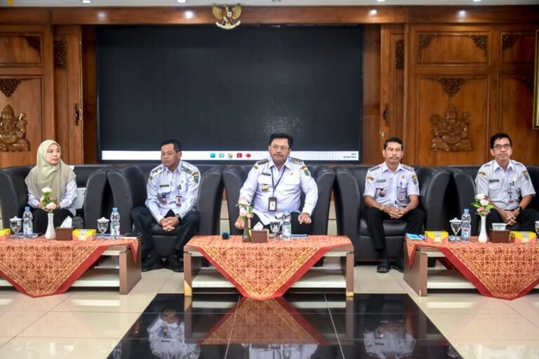 Wali Kota Salatiga menonaktifkan Dirut Bank Salatiga, DS, usai ditetapkan tersangka kasus kredit fiktif. Keputusan disampaikan di Salatiga, Senin (9/2/2026), untuk menjaga stabilitas bank. Pemkot segera menunjuk plt dalam tujuh hari agar operasional tetap normal dan dana nasabah aman dijamin LPS.