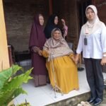 Reza Beti Emelia (22) memilih menjadi caregiver lansia sebagai persiapan kerja ke Jepang. Lulusan kebidanan itu menjalani magang di Pesantren Lansia Raden Rahmat, Desa Gedong, Banyubiru, Kabupaten Semarang, Rabu (25/2/2026). Ia ingin mengasah keterampilan merawat lansia sebelum ditempatkan di Prefektur Kyushu. Program didukung LPK SO Serbaindo melalui pelatihan berbasis pesantren.