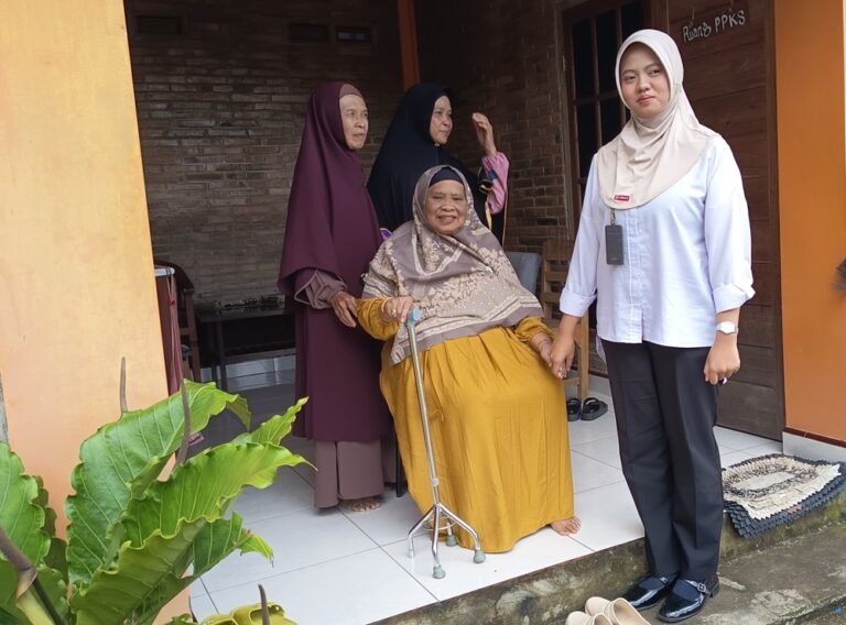 Reza Beti Emelia (22) memilih menjadi caregiver lansia sebagai persiapan kerja ke Jepang. Lulusan kebidanan itu menjalani magang di Pesantren Lansia Raden Rahmat, Desa Gedong, Banyubiru, Kabupaten Semarang, Rabu (25/2/2026). Ia ingin mengasah keterampilan merawat lansia sebelum ditempatkan di Prefektur Kyushu. Program didukung LPK SO Serbaindo melalui pelatihan berbasis pesantren.