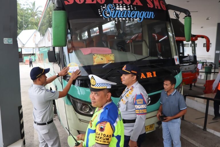 Polres Salatiga menggelar inspeksi keselamatan kendaraan angkutan umum di Terminal Tipe A Tingkir, Kamis (4/2/2026). Kegiatan dipimpin Satlantas bersama Dishub dan Jasa Raharja ini dilakukan untuk memastikan bus laik jalan, mencegah kecelakaan, serta meningkatkan keselamatan penumpang dalam Operasi Keselamatan Candi 2026.