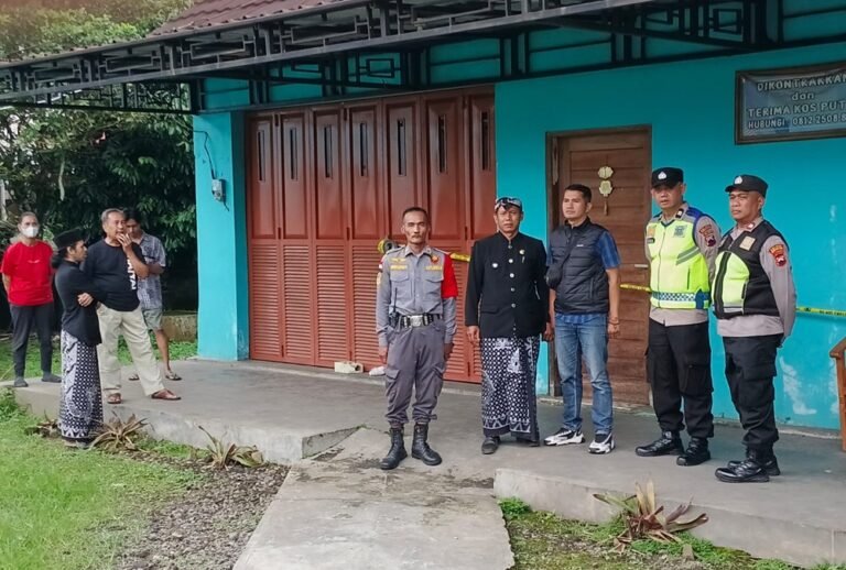 Penemuan jenazah seorang perempuan menggegerkan warga Dusun Pateran. Korban bernama Kotiah (50), warga Banyubiru, ditemukan meninggal di kamar kos Desa Plumbon, Suruh, Kabupaten Semarang, Senin (9/2/2026). Korban diduga wafat akibat asma, diketahui setelah suami membuka kamar bersama warga dan diperiksa polisi serta tim medis.