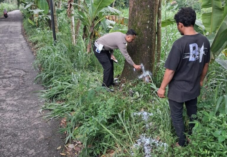 Seorang pelajar SMP berinisial KWE (13) tewas dalam kecelakaan tunggal diduga terkait rencana perang sarung. Peristiwa dijelaskan Kapolres Semarang Ratna Quratul Ainy di Ungaran, Rabu (25/2/2026). Kejadian berlangsung di Dusun Kendal, Desa Jetak, Getasan, Minggu (22/2/2026) dini hari. Korban menabrak pohon saat melarikan diri tanpa lampu motor dan meninggal usai dirawat di rumah sakit.