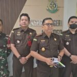 Kejari Salatiga menetapkan empat tersangka kasus dugaan korupsi kredit bermasalah. Para tersangka merupakan jajaran Perumda BPR Bank Salatiga dan seorang debitur. Perkara terjadi di Salatiga, Senin (9/2/2026), akibat rekayasa kredit yang merugikan negara Rp3 miliar, diungkap melalui penyidikan dan audit BPK.