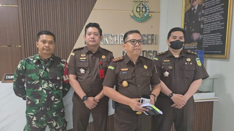 Kejari Salatiga menetapkan empat tersangka kasus dugaan korupsi kredit bermasalah. Para tersangka merupakan jajaran Perumda BPR Bank Salatiga dan seorang debitur. Perkara terjadi di Salatiga, Senin (9/2/2026), akibat rekayasa kredit yang merugikan negara Rp3 miliar, diungkap melalui penyidikan dan audit BPK.