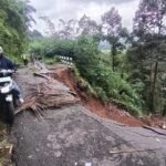 Ruas jalan utama penghubung Desa Lerep–Desa Nyatnyono terputus total akibat longsor yang menggerus badan jalan di atas tebing setinggi sekitar 30 meter. Peristiwa ini pertama kali diketahui warga setempat, Andi, dan ditinjau langsung Bupati Semarang Ngesti Nugraha. Longsor terjadi di Kecamatan Ungaran Barat, Kabupaten Semarang, Minggu (15/2/2026) malam. Penutupan dilakukan karena jalur membahayakan pengguna jalan. Arus dialihkan ke jalur alternatif Dusun Gelap sambil menunggu asesmen dan penanganan pemerintah.