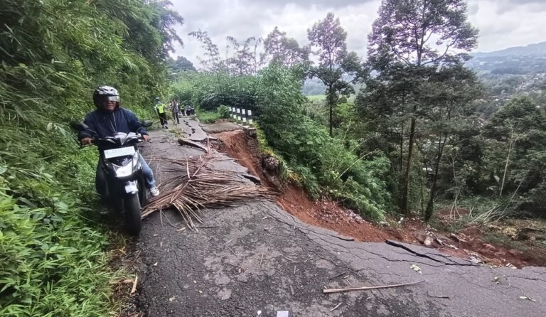 Ruas jalan utama penghubung Desa Lerep–Desa Nyatnyono terputus total akibat longsor yang menggerus badan jalan di atas tebing setinggi sekitar 30 meter. Peristiwa ini pertama kali diketahui warga setempat, Andi, dan ditinjau langsung Bupati Semarang Ngesti Nugraha. Longsor terjadi di Kecamatan Ungaran Barat, Kabupaten Semarang, Minggu (15/2/2026) malam. Penutupan dilakukan karena jalur membahayakan pengguna jalan. Arus dialihkan ke jalur alternatif Dusun Gelap sambil menunggu asesmen dan penanganan pemerintah.