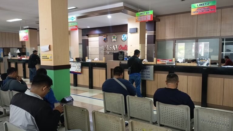 Anggota DPRD Kabupaten Semarang The Hok Hiong menilai diskon PKB 5 persen dari Pemerintah Provinsi Jawa Tengah sebagai respons ekonomi, namun meminta kajian ulang bagi hasil pajak. Pernyataan disampaikan di Kabupaten Semarang pada 2026. Ia menyoroti persepsi kenaikan beban pajak dan mendorong perubahan regulasi agar porsi kabupaten/kota lebih adil.