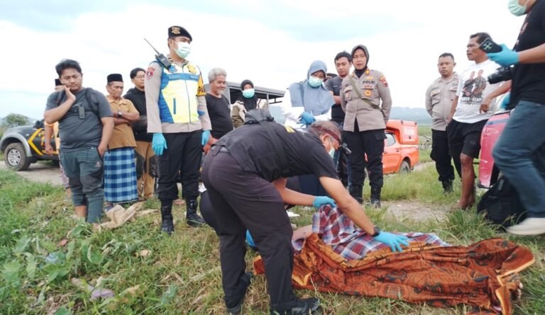 Seorang pencari ikan bernama Natan Sutrisno ditemukan meninggal dunia di area branjang ikan milik warga di Rawa Pening, Desa Rowosari, Kecamatan Tuntang, Kabupaten Semarang, Rabu dini hari (4/2/2026). Korban diduga terjatuh saat aktivitas mencari ikan bersama rekannya setelah mengonsumsi minuman keras.