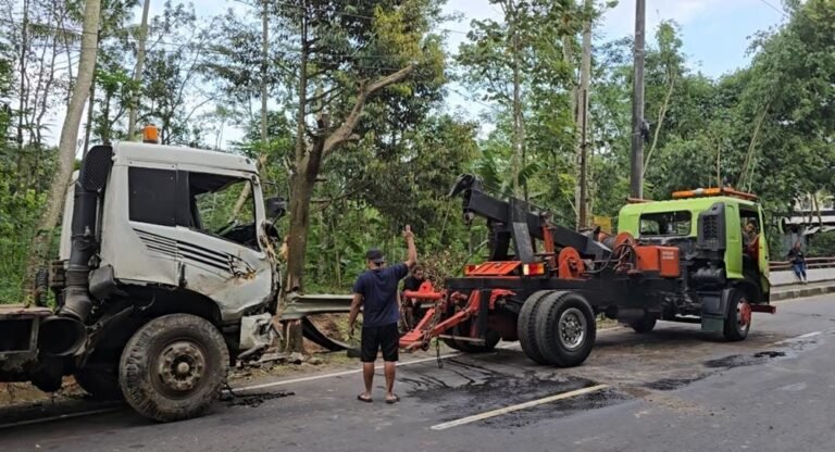 Evakuasi truk trailer yang terjun ke parit sedalam empat meter dilakukan Satlantas Polres Salatiga di Jalan Lingkar Salatiga, Kumpulrejo, Jumat (20/2/2026). Proses berlangsung 1,5 jam karena menggunakan crane, sehingga arus dialihkan guna mencegah kemacetan pascakecelakaan akibat rem mengunci.