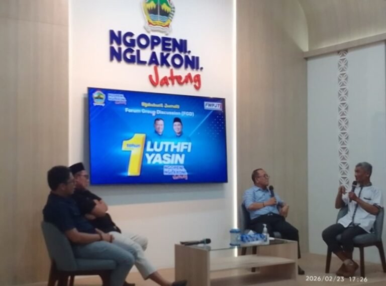 Polemik pajak opsen kendaraan bermotor memicu tagar Stop Bayar Pajak dan sorotan publik terhadap kepemimpinan Jawa Tengah. Pengamat Undip Nurhidayat Sardini dan Ketua TPPD Jateng Zulkifli membahasnya di Gedung Ghradika Praja, Semarang, Senin (23/2/2026). Isu muncul akibat kesenjangan komunikasi dan persepsi publik. Diskusi menekankan transparansi kinerja Gubernur Ahmad Luthfi–Taj Yasin serta evaluasi berbasis data.