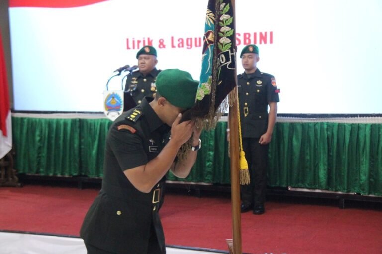 Letkol Kav Fajar Hapsari Nugroho resmi menjabat Dandim 0714/Salatiga menggantikan Letkol Inf Guvta Alugoro Koedoes. Sertijab dipimpin Danrem 073/Makutarama di Aula Makorem, Kamis (5/2/2026). Pergantian ini dilakukan untuk penyegaran kepemimpinan melalui mekanisme organisasi TNI AD guna meningkatkan kinerja dan sinergi kewilayahan.