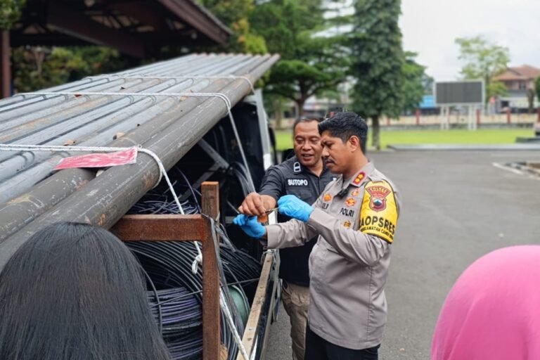 Satreskrim Polres Salatiga menangkap tiga spesialis pencuri tiang provider yang beraksi di Kantor Tongda Communication, Jalan Argopratiwi, Salatiga. Pelaku HP, AN, dan F mencuri 30 tiang dalam dua aksi pada Desember 2025 dan Januari 2026. Kasus terungkap lewat rekaman CCTV, dengan kerugian korban Rp48 juta.