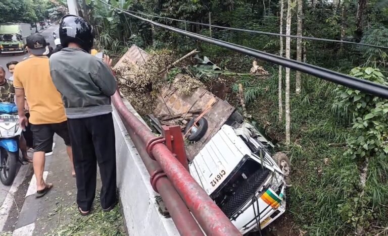 Kecelakaan tunggal truk trailer terjadi di Jalan Lingkar Selatan Salatiga, Rabu (18/2/2026) sore. Sopir Solikin terluka setelah rem belakang kiri diduga mengunci saat melaju dari Semarang menuju Boyolali. Kendaraan oleng, menabrak pembatas dan pohon, lalu terguling ke parit hingga rusak berat.