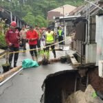 Hujan deras memicu banjir dan longsor di Kalirejo Ungaran Timur serta Gogik dan Lerep Ungaran Barat, Kabupaten Semarang, Kamis (12/2/2026). Ketua DPRD Bondan Marutohening meninjau lokasi dan meminta Pemkab segera evaluasi mitigasi. Bencana dipicu curah hujan tinggi dan drainase tak mampu tampung limpasan air.