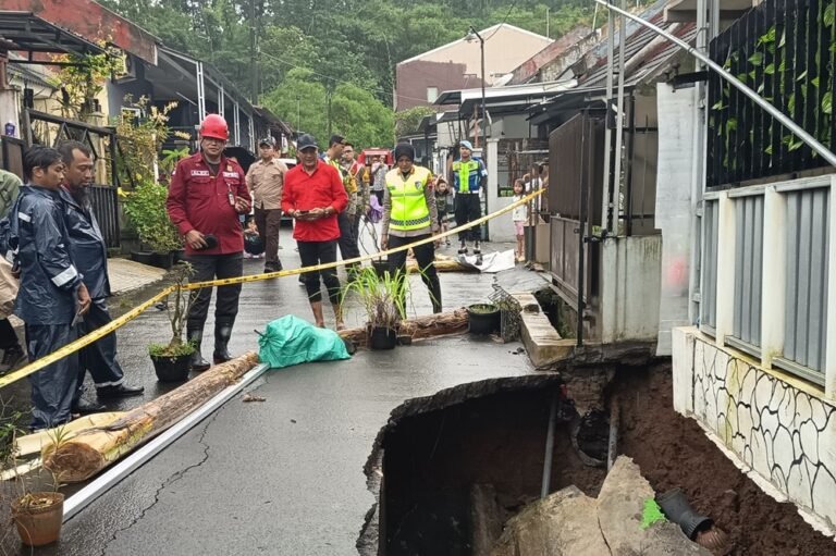 Hujan deras memicu banjir dan longsor di Kalirejo Ungaran Timur serta Gogik dan Lerep Ungaran Barat, Kabupaten Semarang, Kamis (12/2/2026). Ketua DPRD Bondan Marutohening meninjau lokasi dan meminta Pemkab segera evaluasi mitigasi. Bencana dipicu curah hujan tinggi dan drainase tak mampu tampung limpasan air.