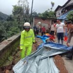 Tanah longsor menerjang Dusun Indrokilo, Desa Lerep, Ungaran Barat, Kabupaten Semarang, Senin (16/2/2026), akibat hujan deras. Warga terdampak dan Bupati Semarang Ngesti Nugraha meninjau lokasi untuk percepatan penanganan. Pemkab melalui DPU dan BPBD memperbaiki talud, jalan, irigasi, serta menyalurkan bantuan guna mencegah risiko lanjutan.