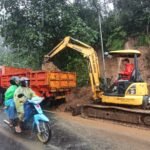 Hujan deras berintensitas tinggi menyebabkan banjir besar di Kelurahan Kalirejo, Ungaran Timur, Kabupaten Semarang, Kamis (12/2/2026) siang. Warga bersama BPBD dan aparat turun ke lokasi setelah air setinggi paha merendam jalan dan permukiman. Banjir diduga dipicu drainase tersumbat dan derasnya aliran air dari wilayah atas.