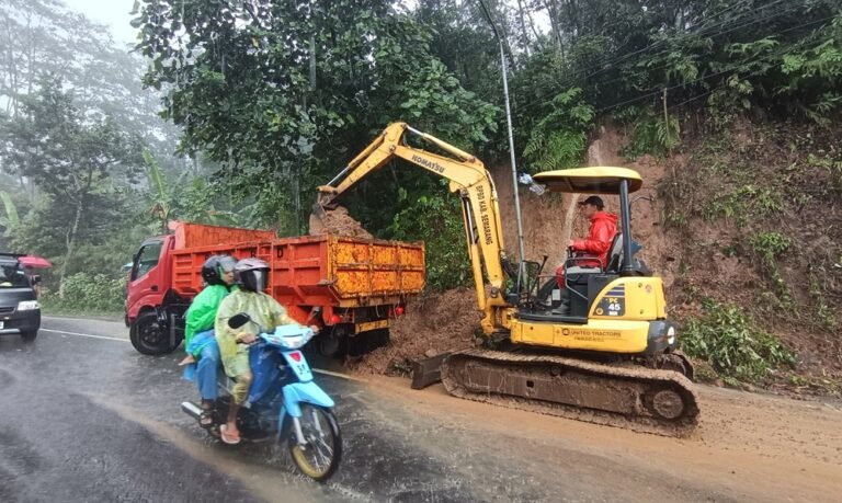 Hujan deras berintensitas tinggi menyebabkan banjir besar di Kelurahan Kalirejo, Ungaran Timur, Kabupaten Semarang, Kamis (12/2/2026) siang. Warga bersama BPBD dan aparat turun ke lokasi setelah air setinggi paha merendam jalan dan permukiman. Banjir diduga dipicu drainase tersumbat dan derasnya aliran air dari wilayah atas.