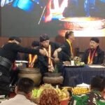 Puncak Hari Jadi ke-505 Kabupaten Semarang ditandai prosesi Metri Bumi Serasi dan Jamasan Pusaka Ki Ageng Pandanaran di rumah dinas Bupati Semarang, Rabu (11/2/2026). Kegiatan dipimpin Bupati Ngesti Nugraha bersama tokoh adat sebagai wujud syukur dan pelestarian budaya. Prosesi diawali wilujengan, kirab, serta jamasan enam pusaka menggunakan air dari 19 kecamatan.