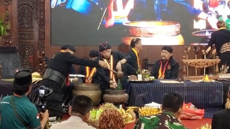 Puncak Hari Jadi ke-505 Kabupaten Semarang ditandai prosesi Metri Bumi Serasi dan Jamasan Pusaka Ki Ageng Pandanaran di rumah dinas Bupati Semarang, Rabu (11/2/2026). Kegiatan dipimpin Bupati Ngesti Nugraha bersama tokoh adat sebagai wujud syukur dan pelestarian budaya. Prosesi diawali wilujengan, kirab, serta jamasan enam pusaka menggunakan air dari 19 kecamatan.